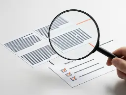 Codecontrole: vergrootglas en checklist naast nette codeblokken